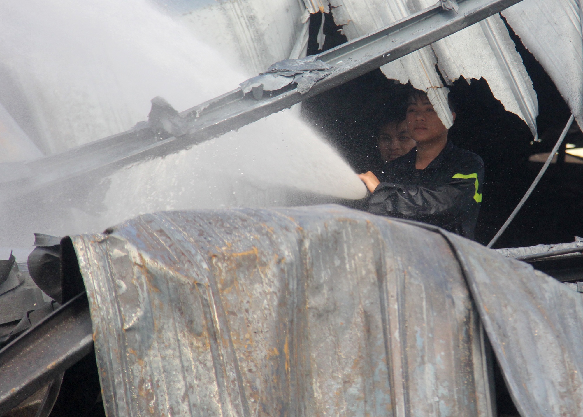 170 canh sat dap lua cong ty bao bi rong hang nghin m2 o Sai Gon hinh anh