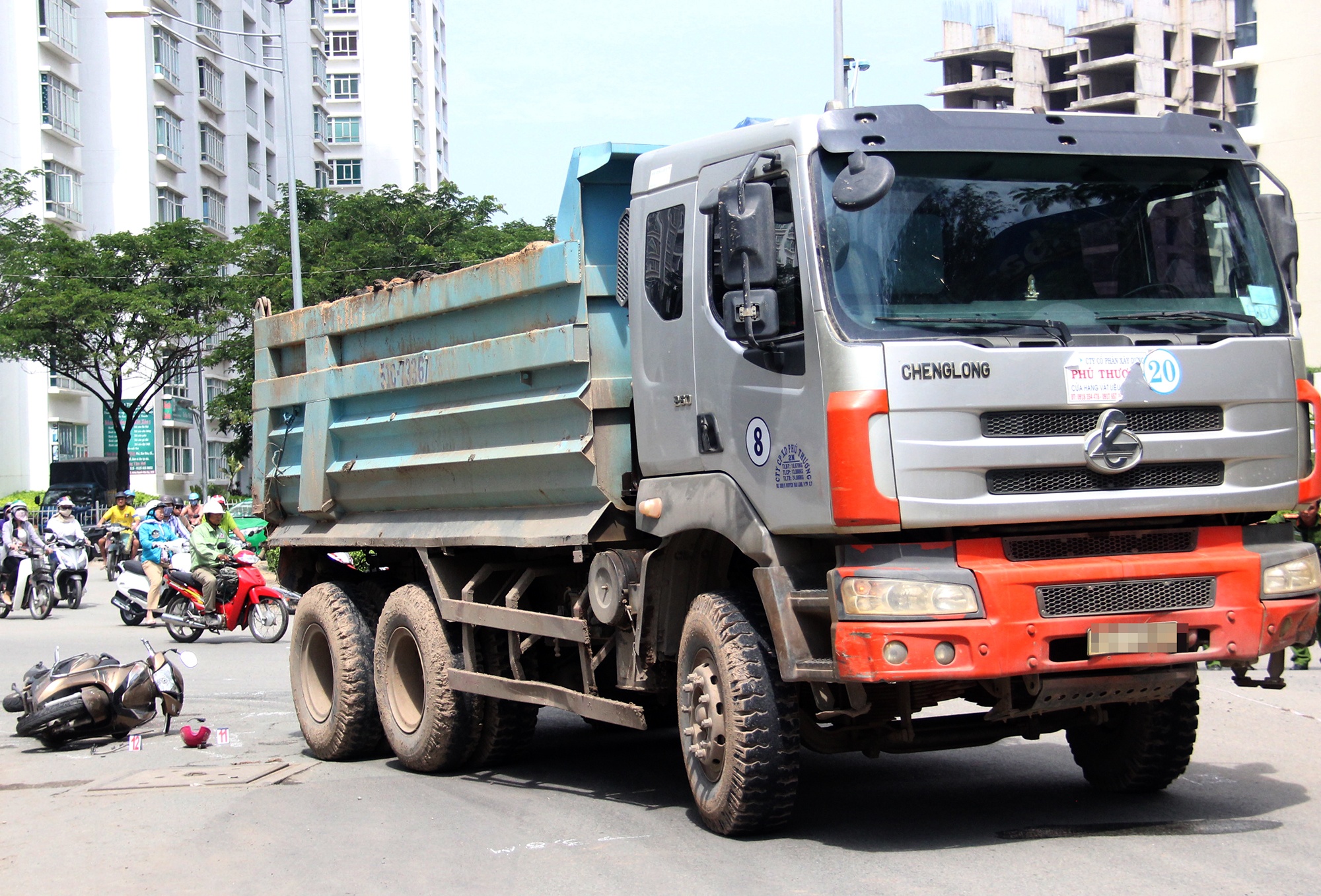 Xe tai cho dat cong trinh tong chet nguoi phu nu o Sai Gon hinh anh