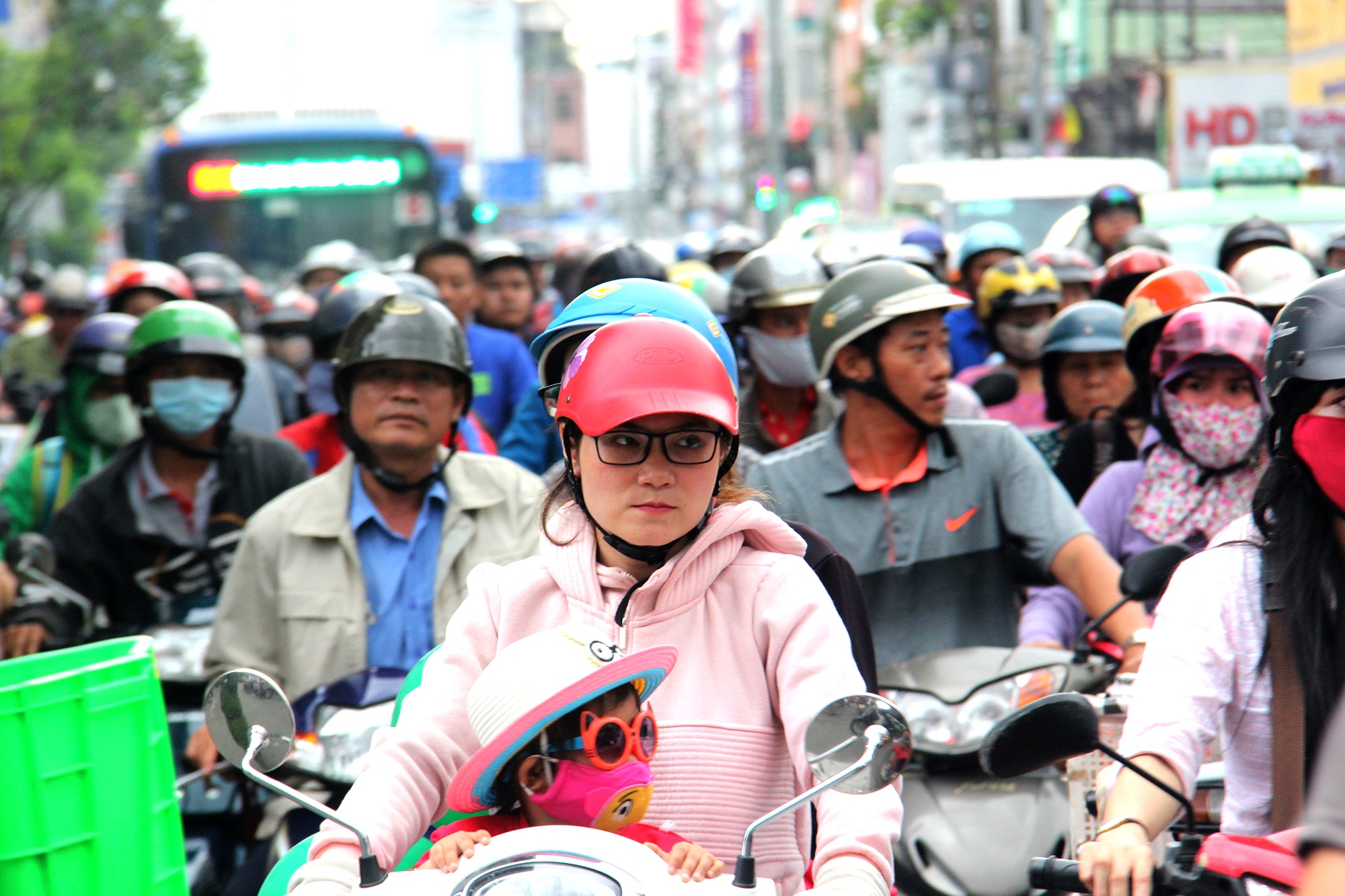 Xe co hon loan qua doan duong co tai nan lien hoan o Sai Gon hinh anh