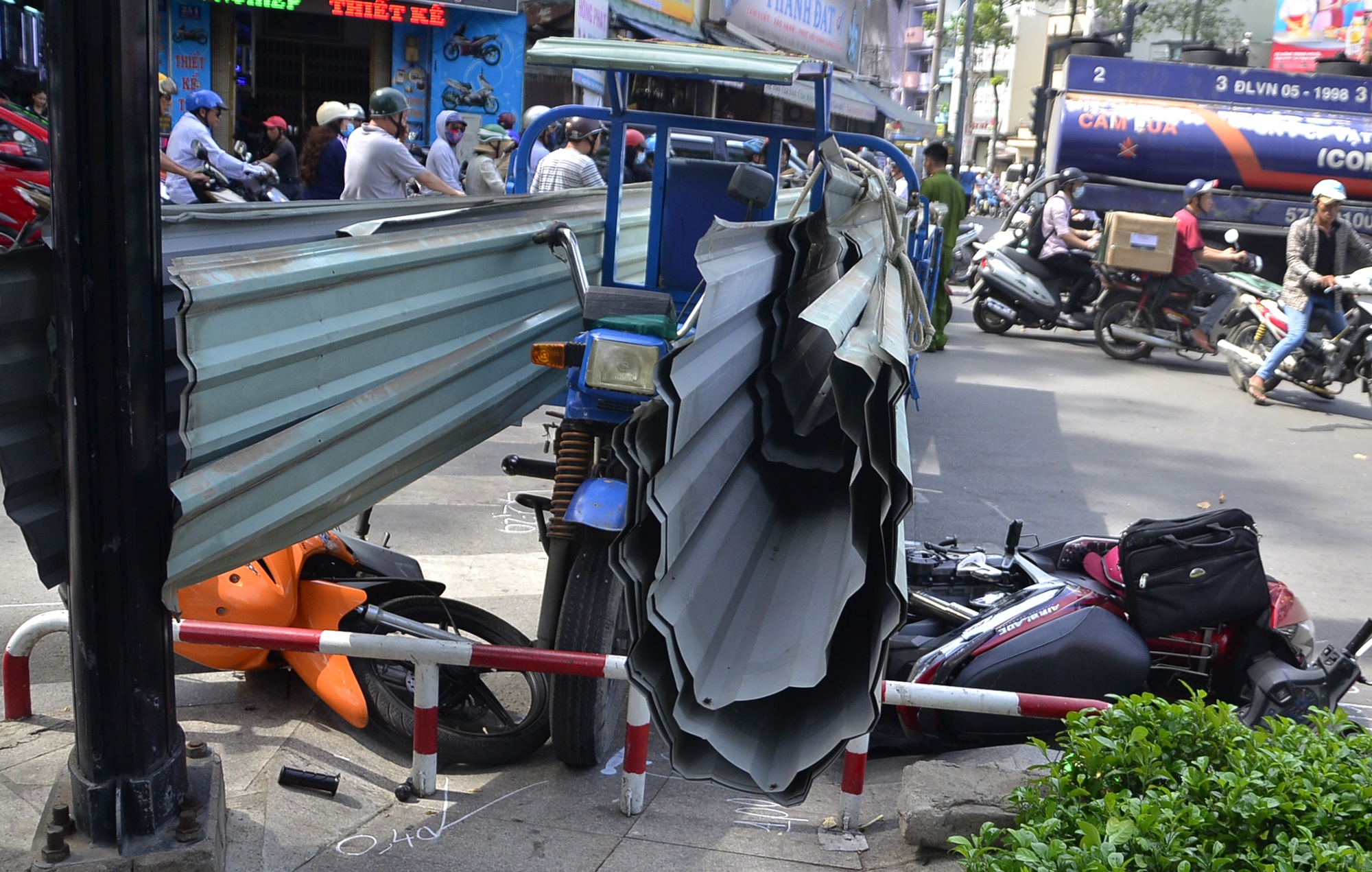 Xe ba gac cho ton cua 2 nguoi giua vong xoay o Sai Gon hinh anh