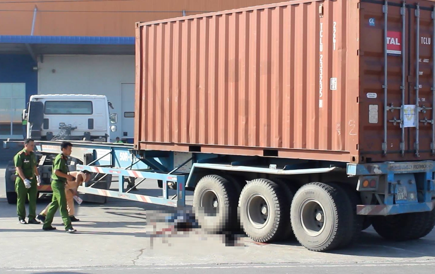 Nguoi dan ong trung nien tu vong sau va cham voi xe dau keo o Sai Gon hinh anh