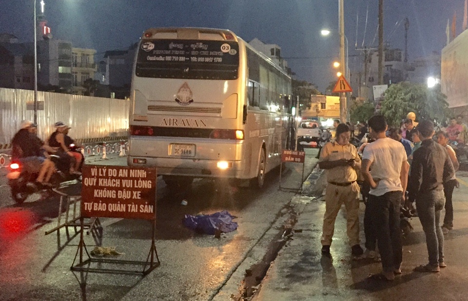 Oto khach bien nuoc ngoai can chet nguoi phu nu dap xe trong mua lon hinh anh