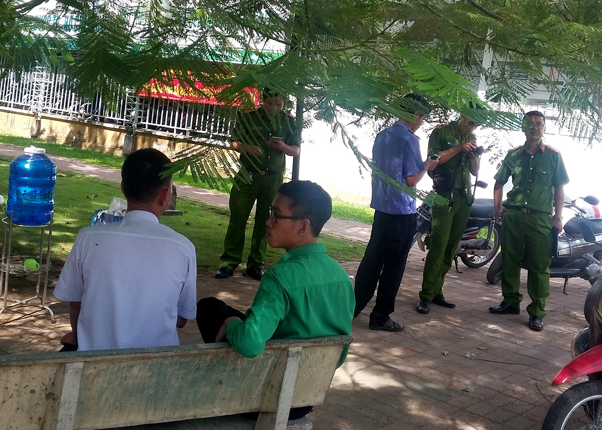 người đàn ông tử vong trên ghế đá ảnh 1 nguoi dan ong tu vong tren ghe da anh 1