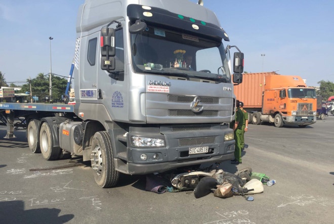 Hai me con tu nan sau va cham voi xe dau keo o Sai Gon hinh anh