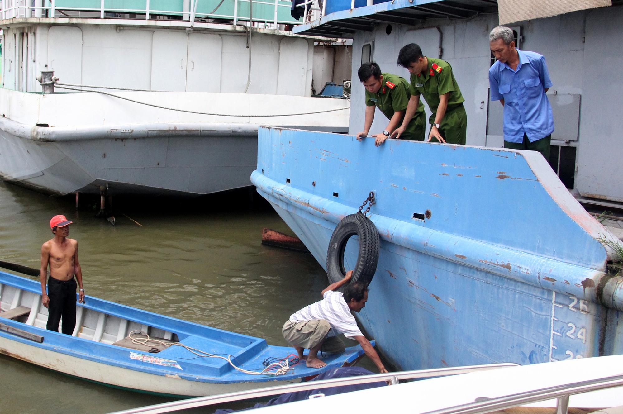 Thi the dan ong 50 tuoi noi canh du thuyen tren song Sai Gon hinh anh
