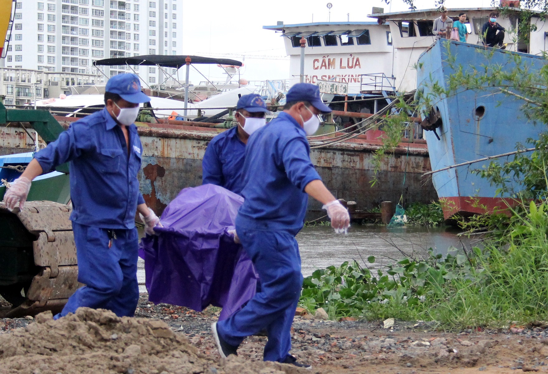 xác đàn ông trôi cạnh du thuyền ảnh 2 xac dan ong troi canh du thuyen anh 2