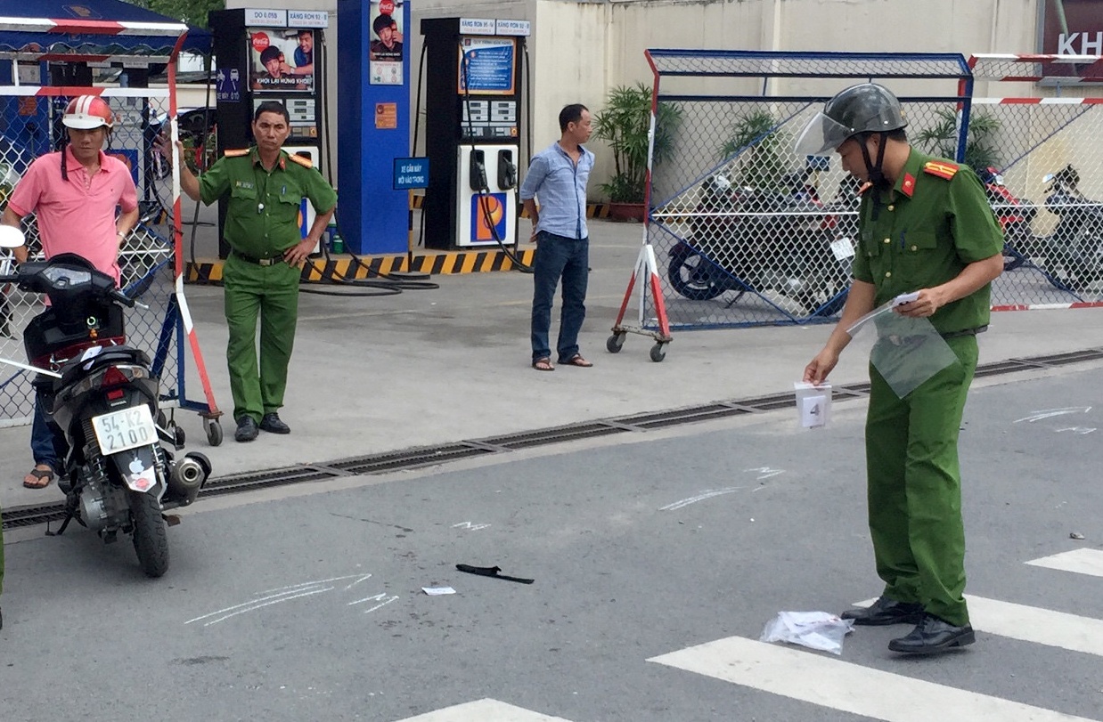 2 thanh niên đâm nhau ở sài gòn ảnh 2 2 thanh nien dam nhau o sai gon anh 2