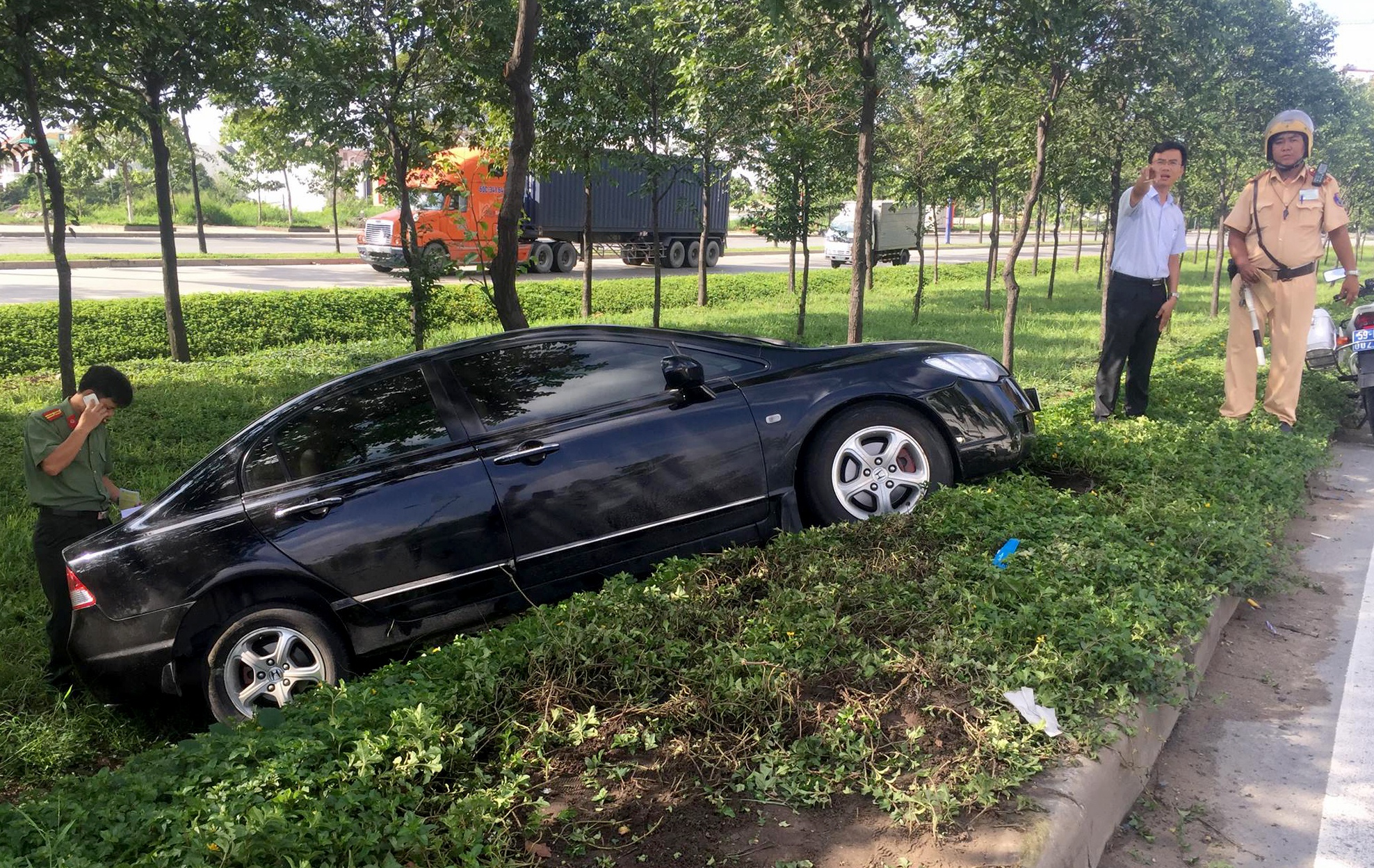 3 cha con thoat chet khi chiec oto vang khoi dai lo Mai Chi Tho hinh anh