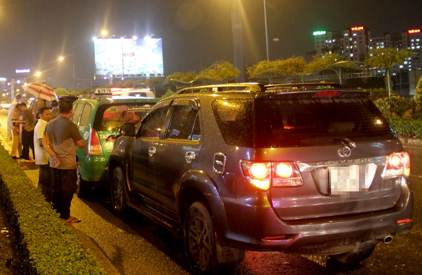 4 oto tong lien hoan tren cau Tham Luong hinh anh