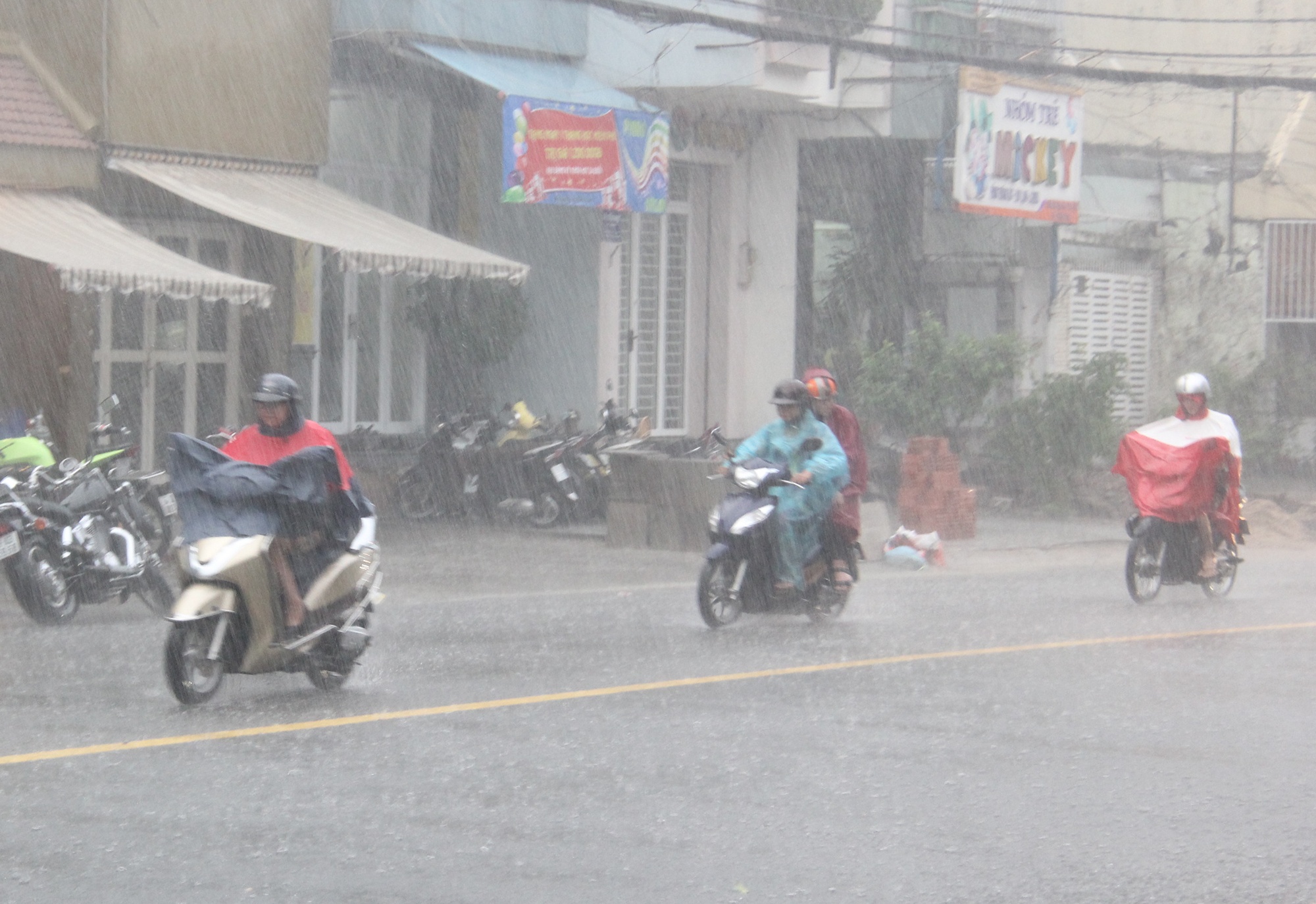 Sai Gon don con mua trang troi, nhieu noi bi ngap hinh anh