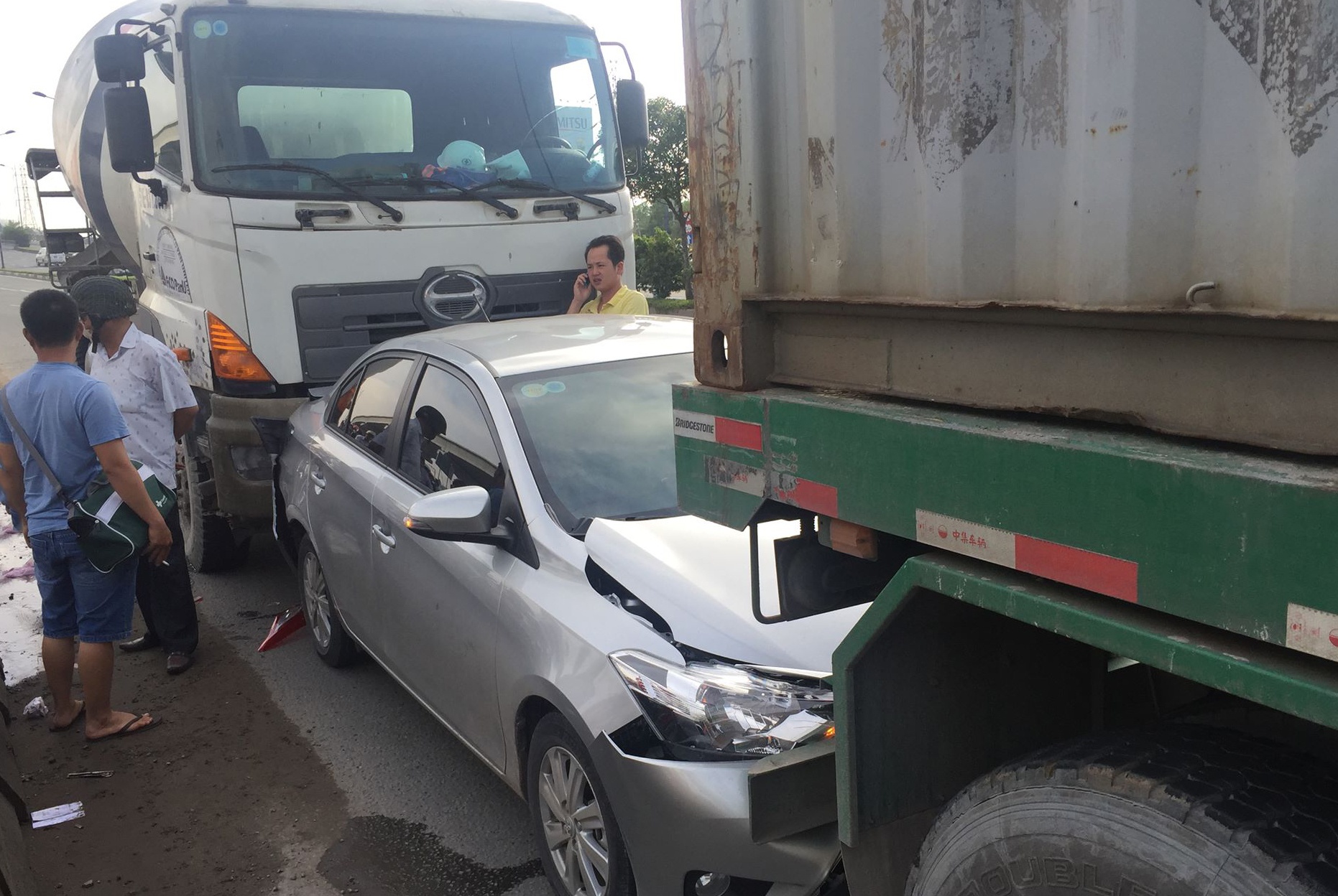 Thai phu thoat chet khi oto kep giua xe bon va xe dau keo o Sai Gon hinh anh