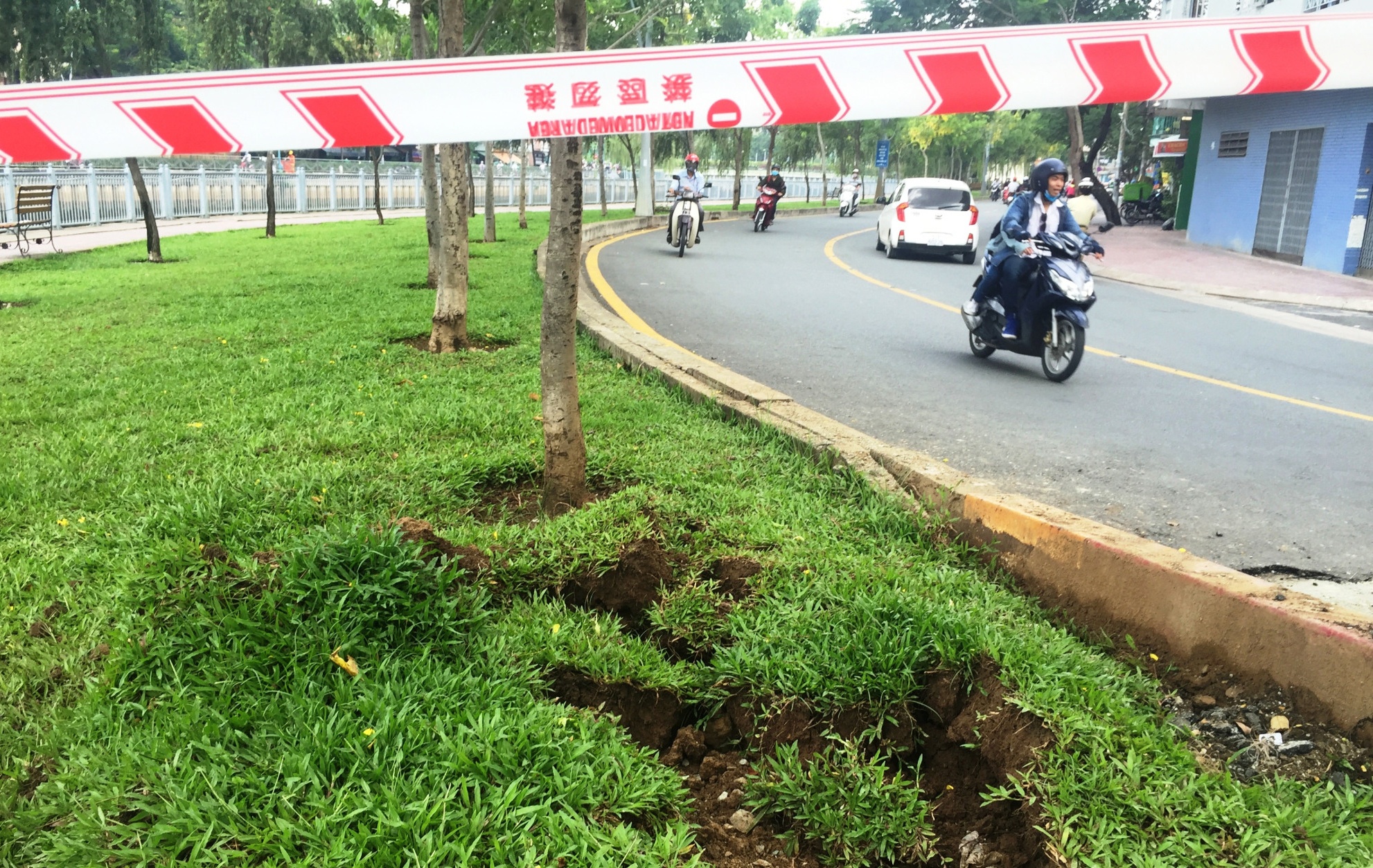 Duong nut, dat da xoi tung sau 2 vu no tren kenh Nhieu Loc - Thi Nghe hinh anh