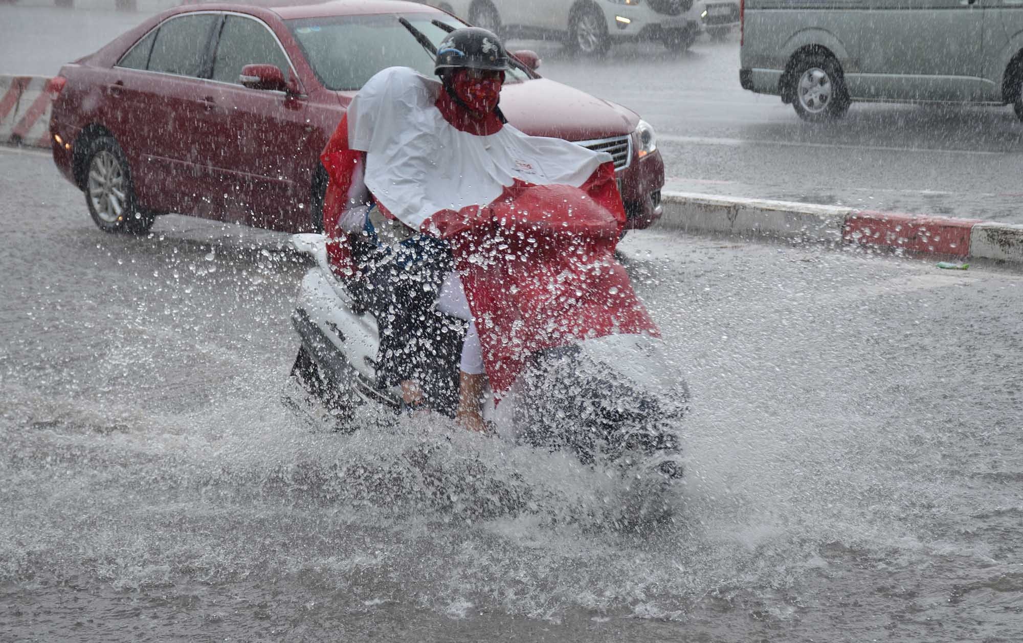 mưa lớn ở sài gòn ảnh 2 mua lon o sai gon anh 2