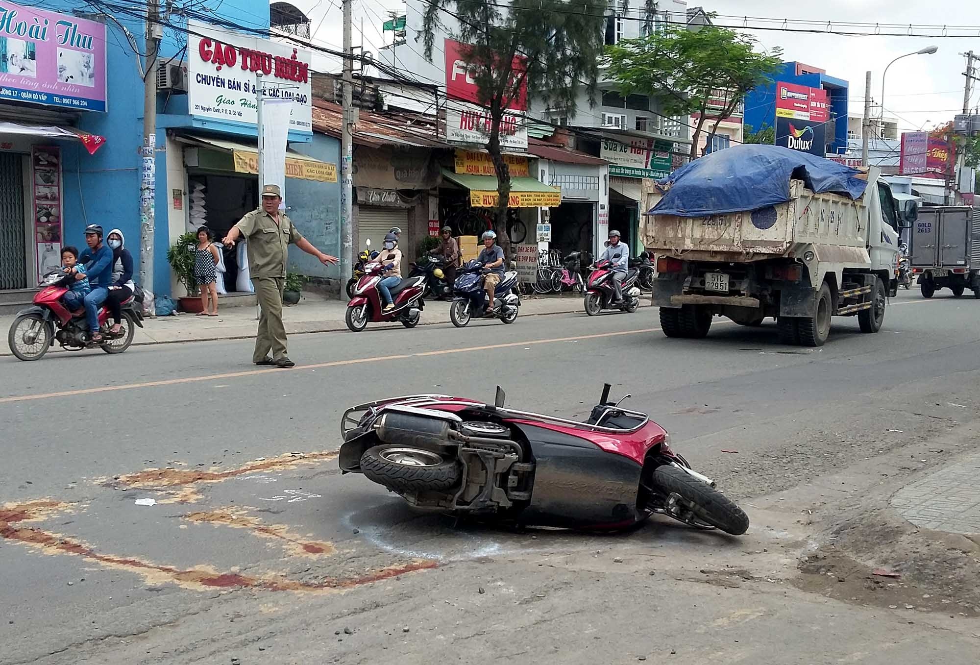 Hai vo chong thuong vong sau va cham voi xe tai o Sai Gon hinh anh
