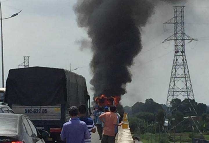 Chay xe boc chay ngun ngut tren cao toc TP.HCM - Trung Luong hinh anh