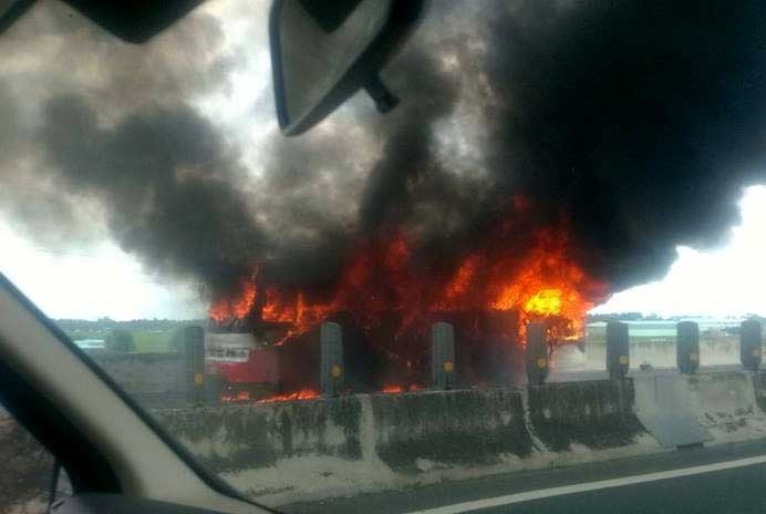 Xe khach 50 cho chay rui tren cao toc TP.HCM - Trung Luong hinh anh