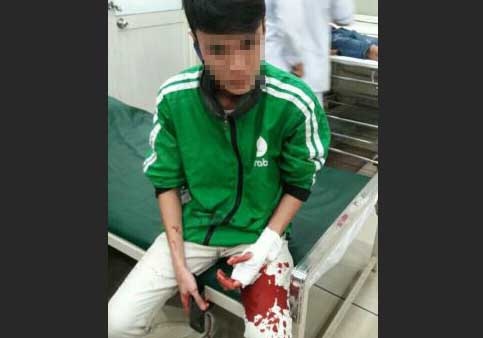 Tai xe Grab bi chem khi don khach truoc ben xe mien Tay hinh anh