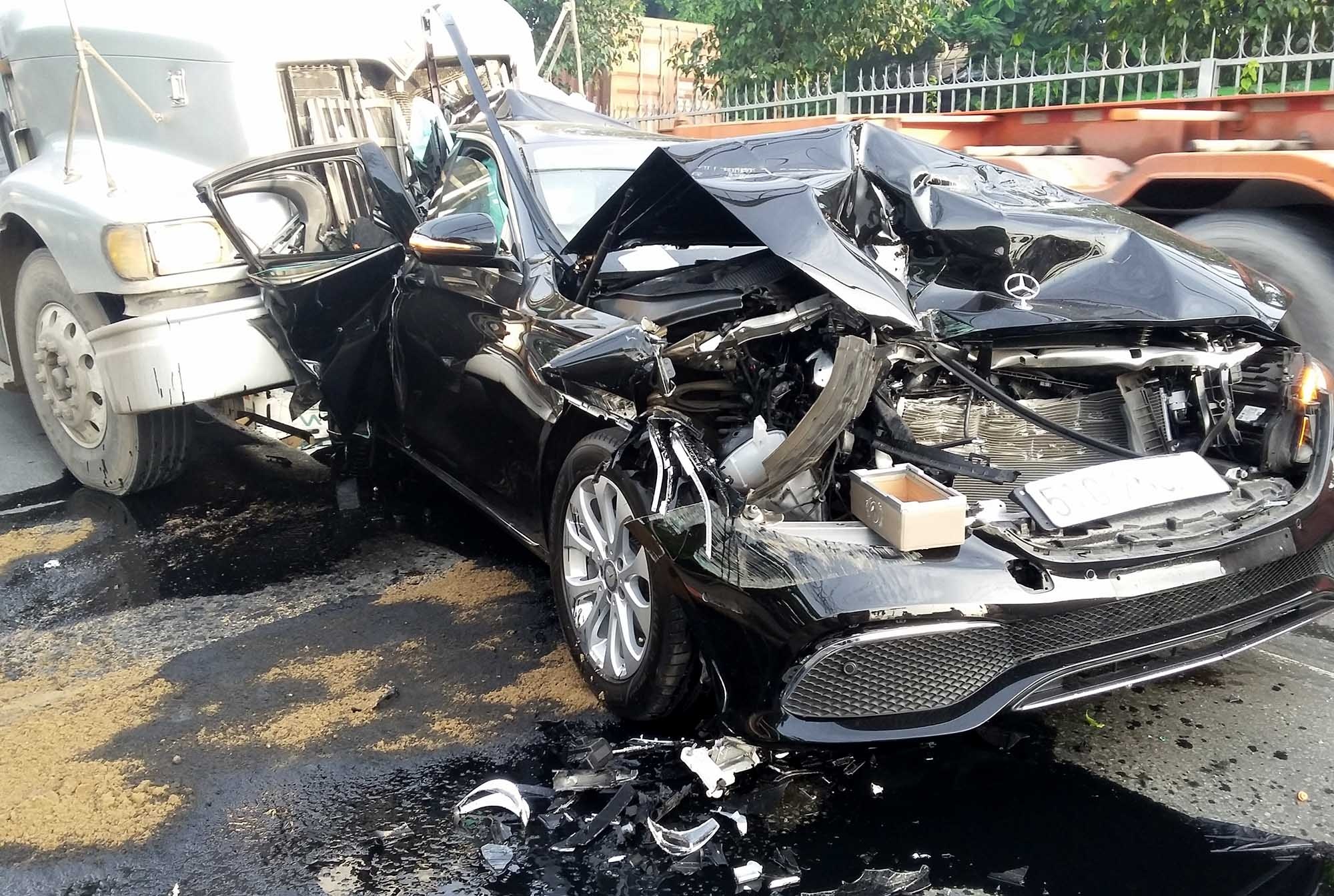 Mercedes nat buom tren quoc lo sau tai nan lien hoan hinh anh