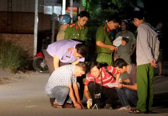 Dung gan doi nam nu cai nhau, be trai 14 tuoi bi dam chet hinh anh