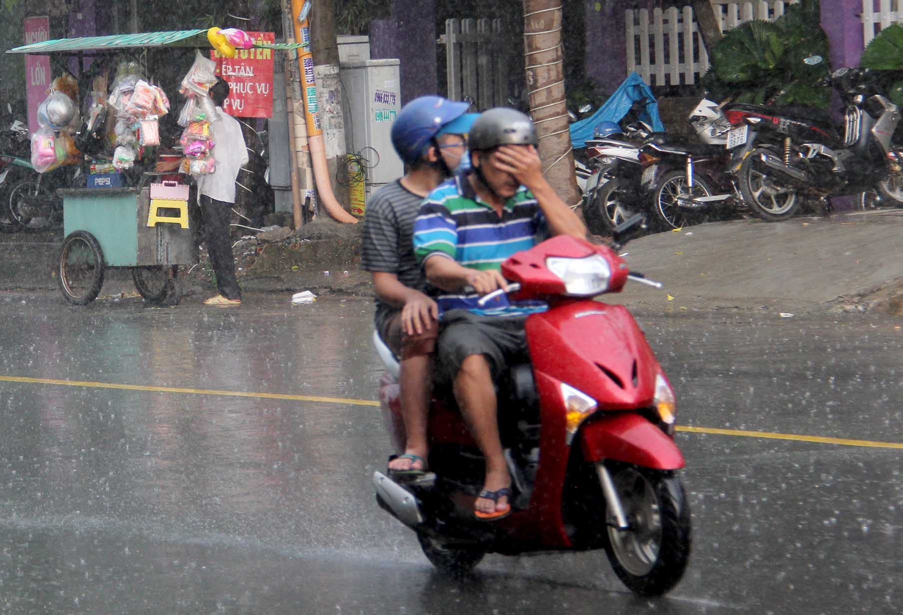 sài gòn mưa như trút nước ảnh 3 sai gon mua nhu trut nuoc anh 3