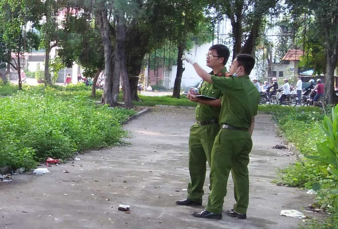 Nguoi dan ong chet bat thuong trong tu the treo co hinh anh