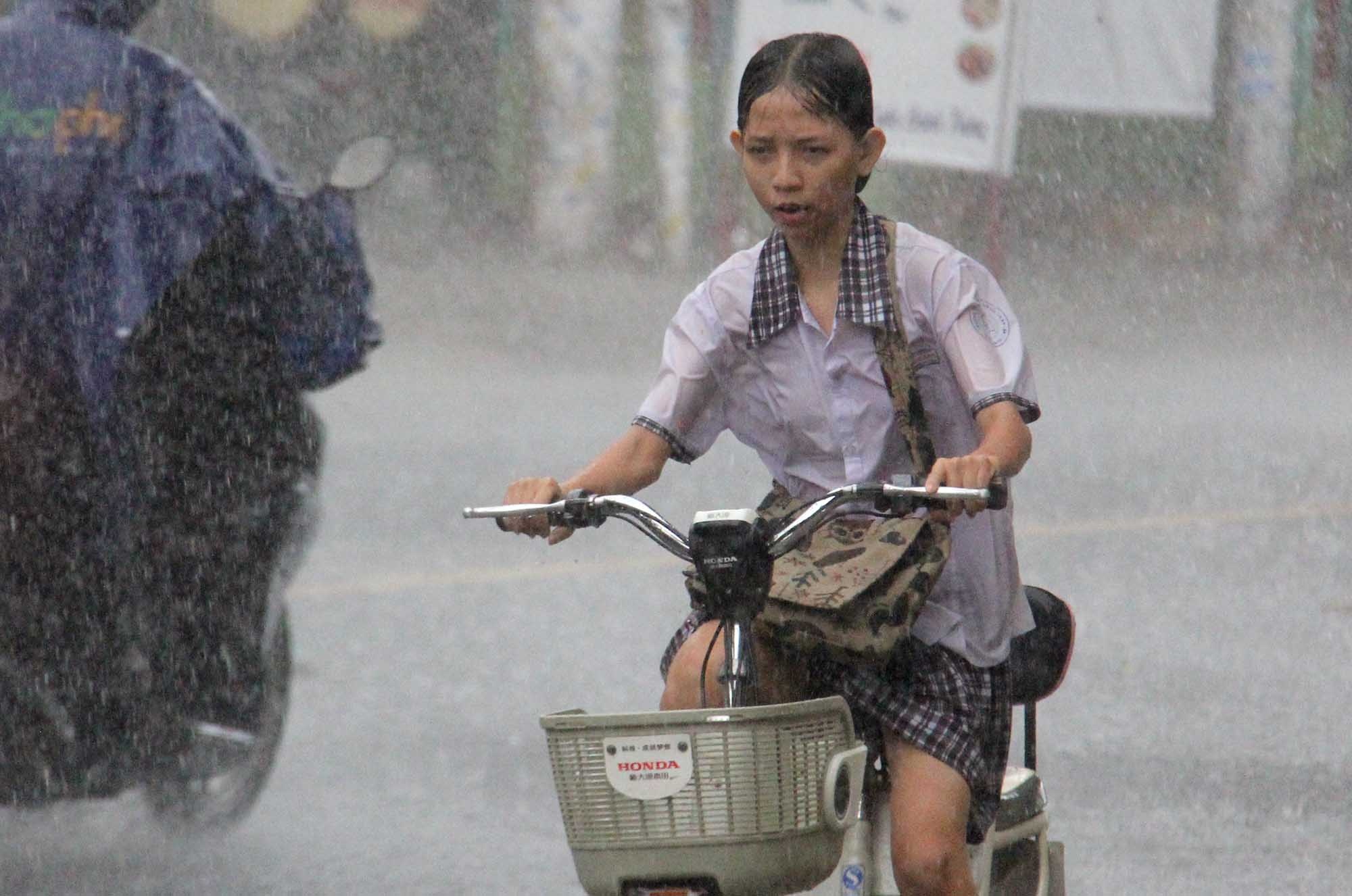 Sai Gon mua 'toi mat', Ha Noi nang nong hon 40 do C hinh anh