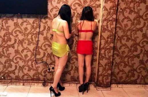 tiep vien mac bikini phuc vu khach anh 1