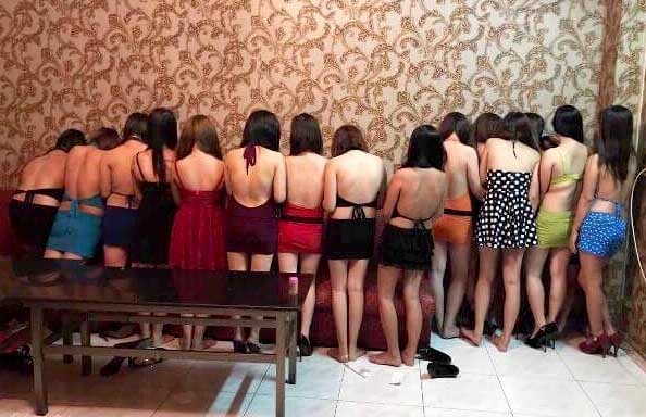 Gan chuc tiep vien mac bikini, ao yem ngoi tren dui khach o Sai Gon hinh anh