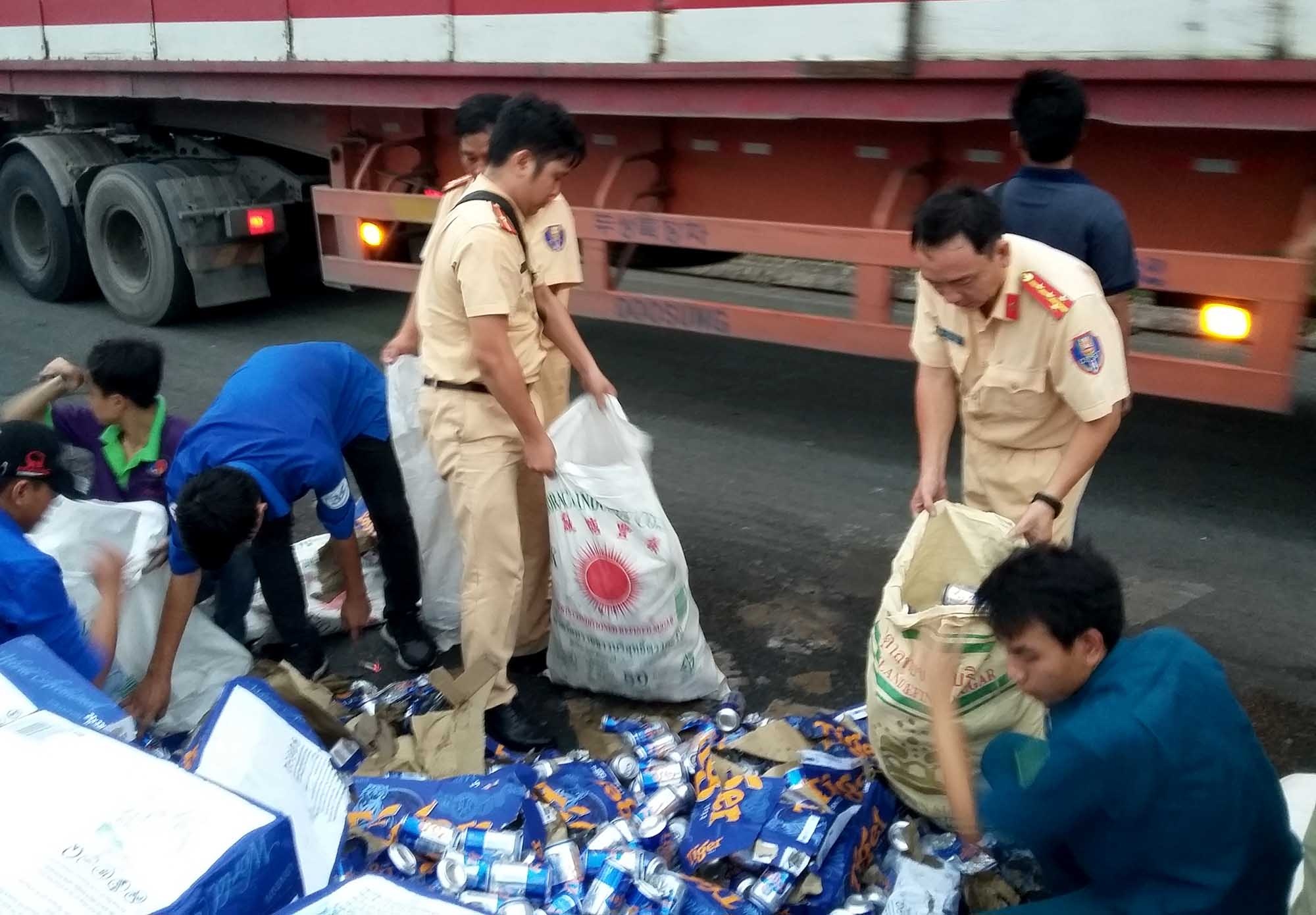 Hang tram thung bia do xuong duong o Sai Gon, tai xe khong mat mot lon hinh anh