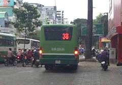 Tai xe lai xe buyt leo via he o Sai Gon hinh anh