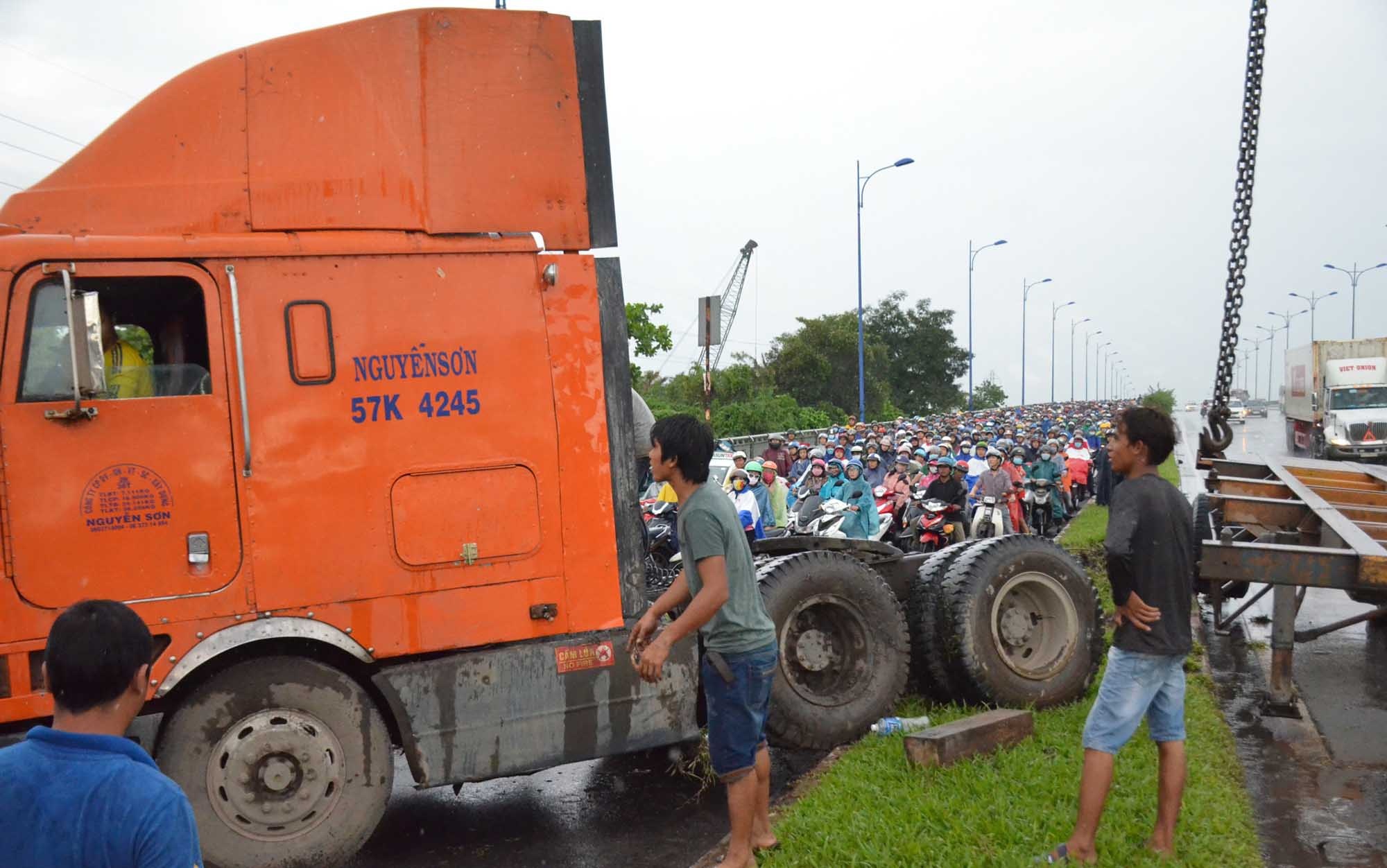 Xe dau keo ‘bay’ qua lan xe may o Sai Gon, nhieu nguoi thoat chet hinh anh