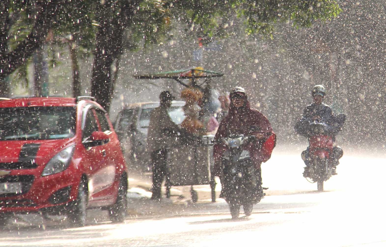 Thoi tiet ngay cuoi tuan o Sai Gon va Ha Noi trai nguoc nhau hinh anh