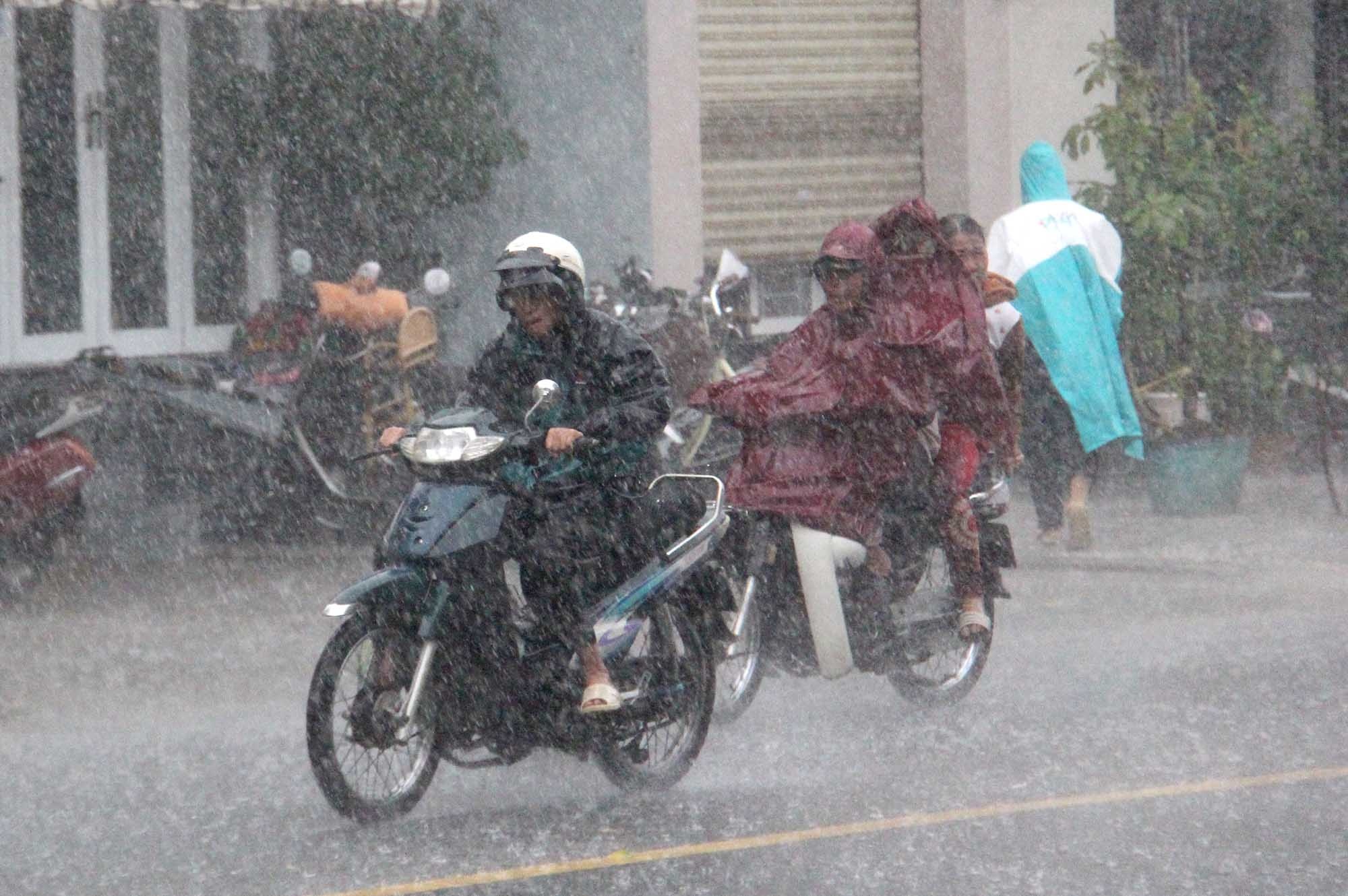 Sai Gon mua nhu trut nuoc tu sang som dau tuan hinh anh