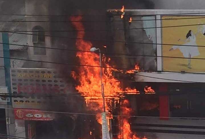 Hai bien quang cao boc chay ngun ngut o Sai Gon hinh anh