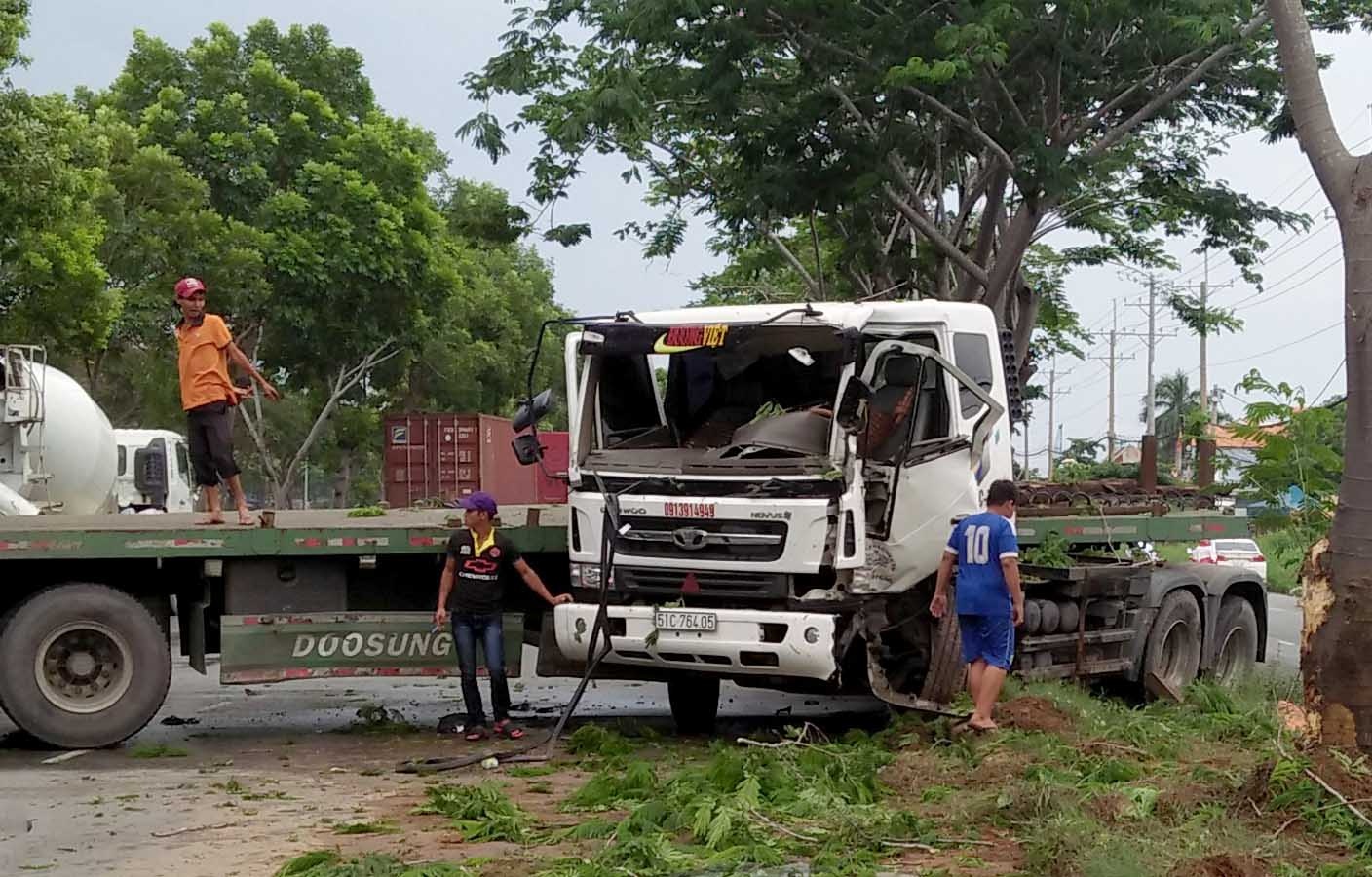 Pha cua cuu 2 nguoi mac ket trong cabin xe dau keo gap nan hinh anh