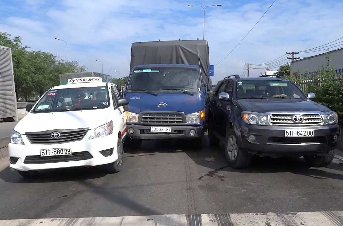 xe tai tong 2 oto tren quoc lo anh 1