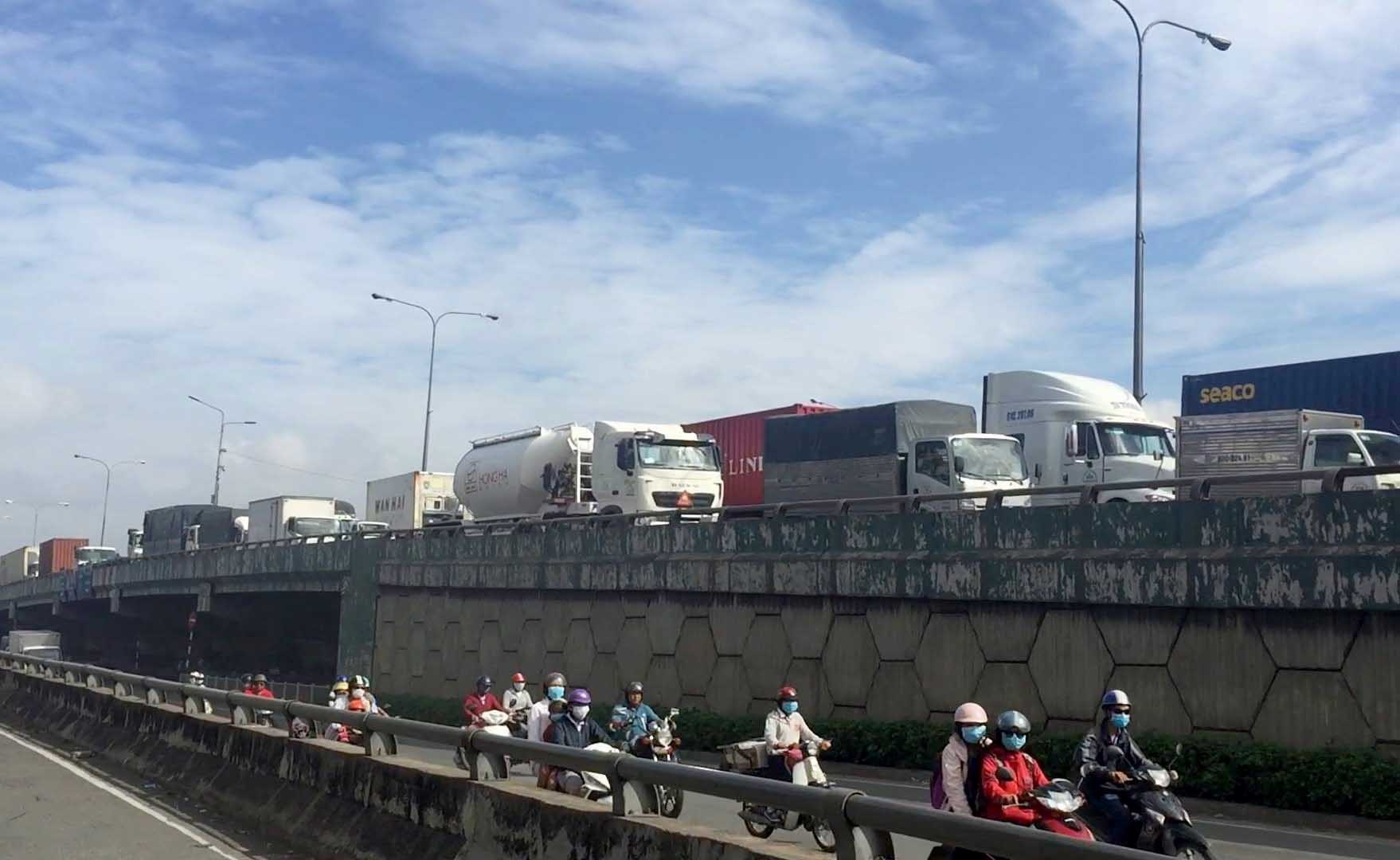 xe tai tong 2 oto tren quoc lo anh 2