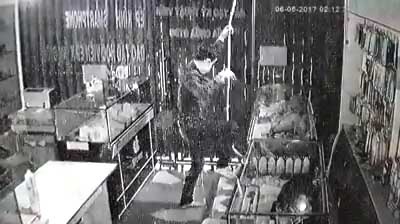 trộm đu dây vào cửa hàng di động ảnh 1 trom du day vao cua hang di dong anh 1