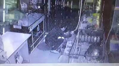 trộm đu dây vào cửa hàng di động ảnh 2 trom du day vao cua hang di dong anh 2