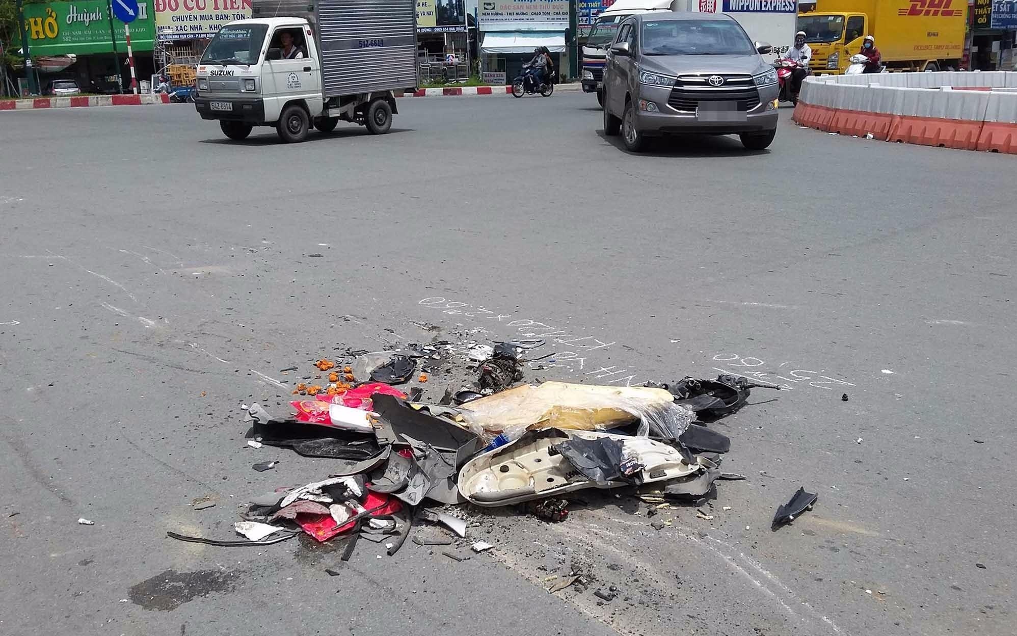 Xe tai can nat vun xe may o Sai Gon, nguoi dan ong 50 tuoi nguy kich hinh anh