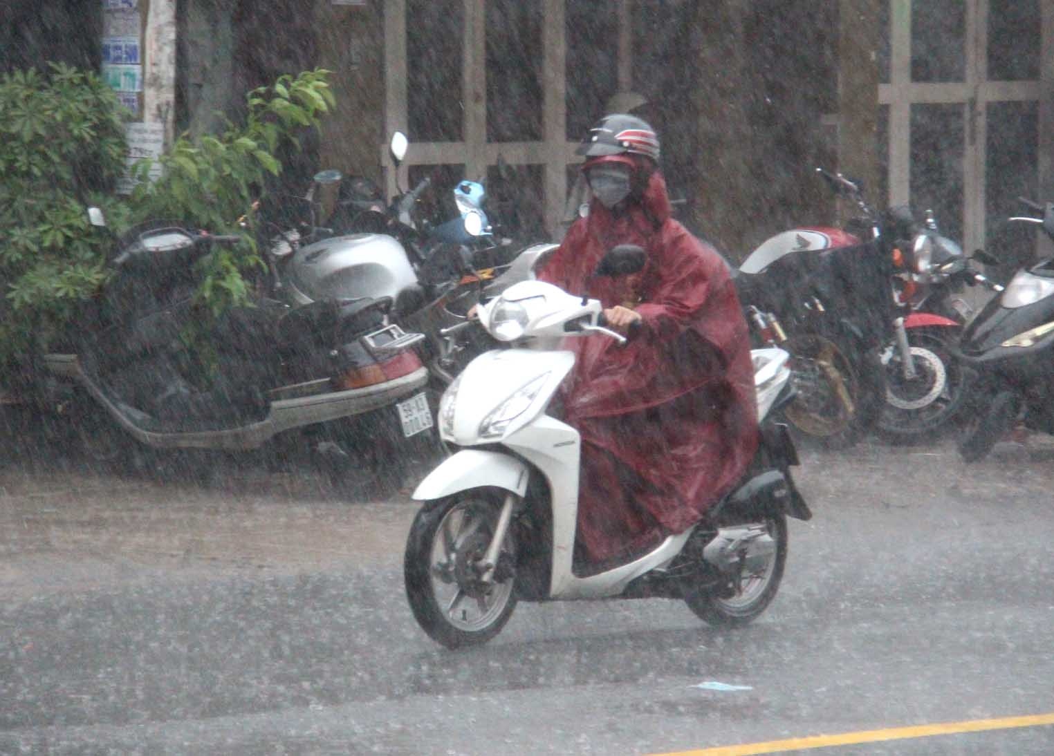 Sai Gon mua lon tren dien rong, nhieu noi bi ngap hinh anh