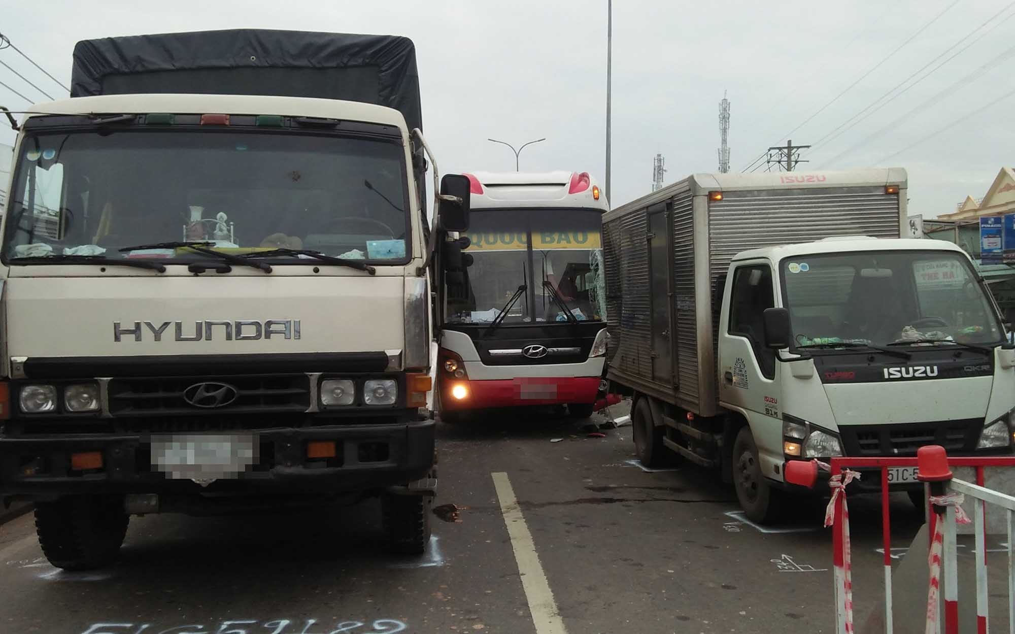 Nhieu tre khoc thet khi 4 oto va cham tren quoc lo 1 hinh anh