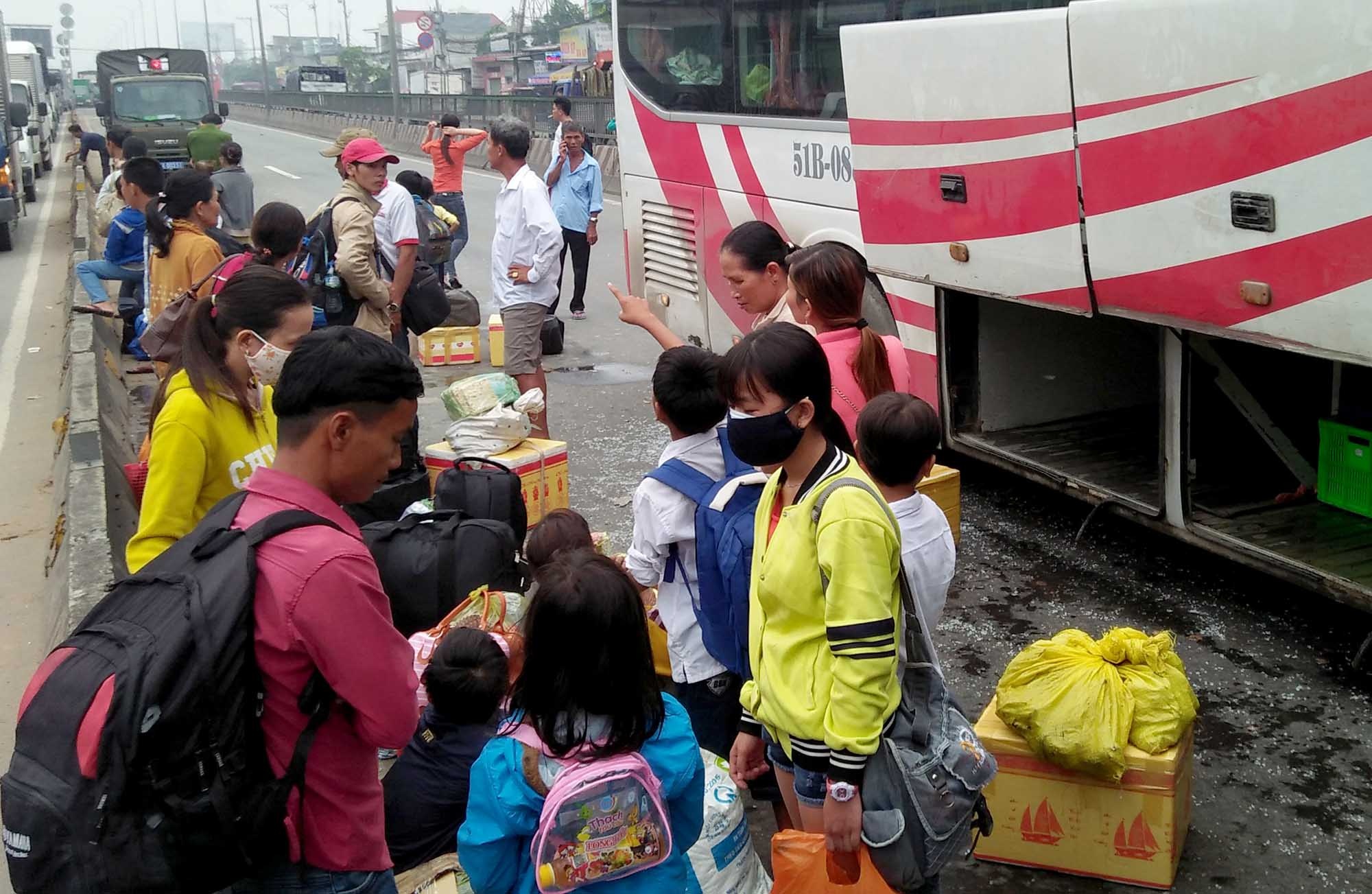 xe khách tông 3 ôtô trên quốc lộ ảnh 2 xe khach tong 3 oto tren quoc lo anh 2