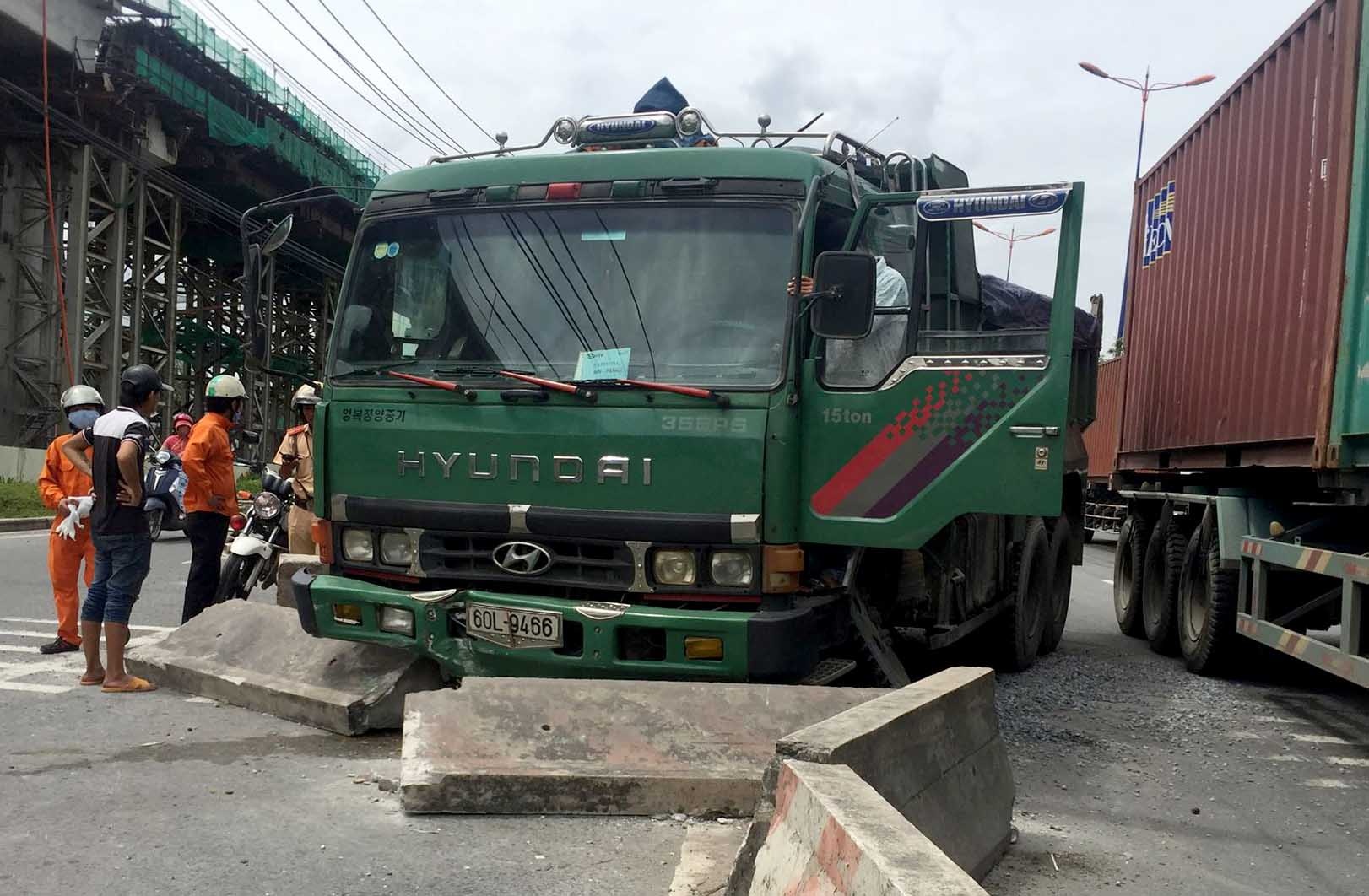 Xe tai huc hang loat dai phan cach tren xa lo Ha Noi hinh anh