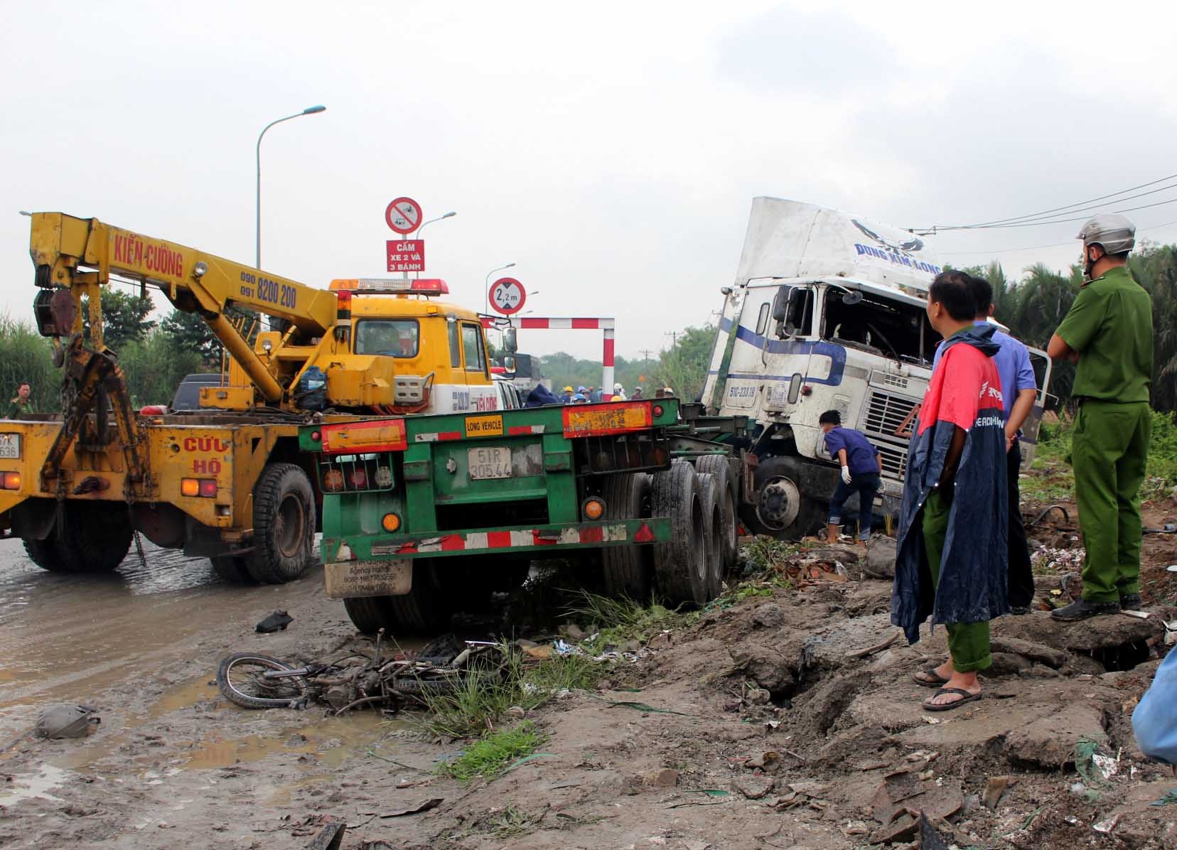 Xe dau keo tong chet 2 nguoi, can nat xe may o doc cau Phu My hinh anh