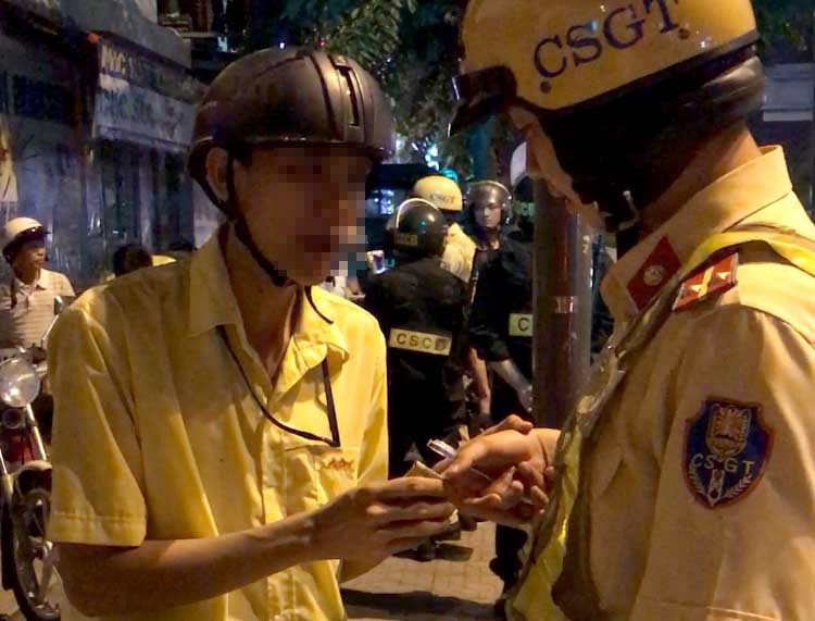 cảnh sát giao thông bị tấn công ảnh 1 canh sat giao thong bi tan cong anh 1