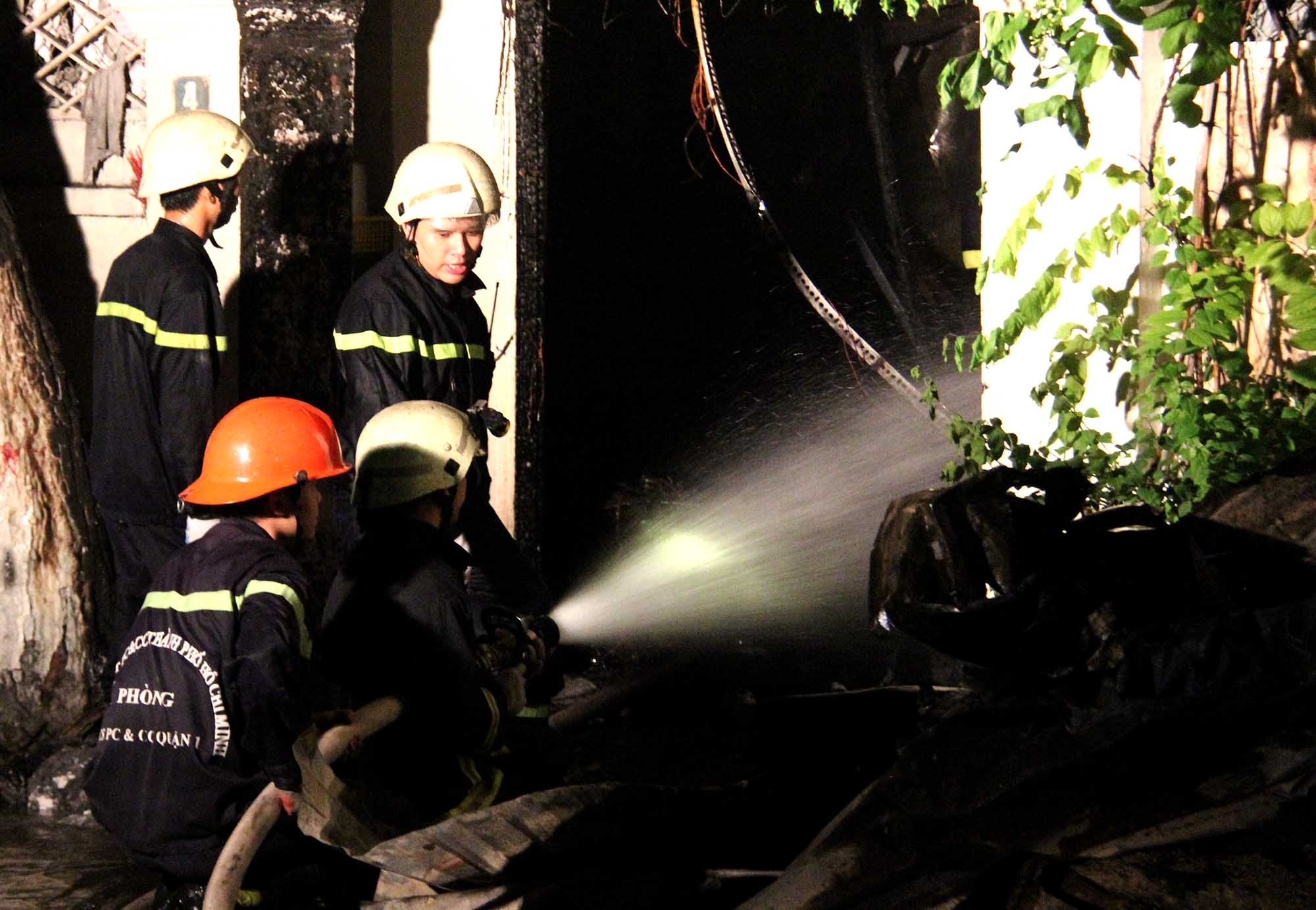 Chay lon tiem son xe o trung tam Sai Gon hinh anh