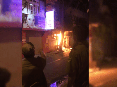 Chay tiem son xe o trung tam Sai Gon giua dem, ca khu pho hot hoang hinh anh