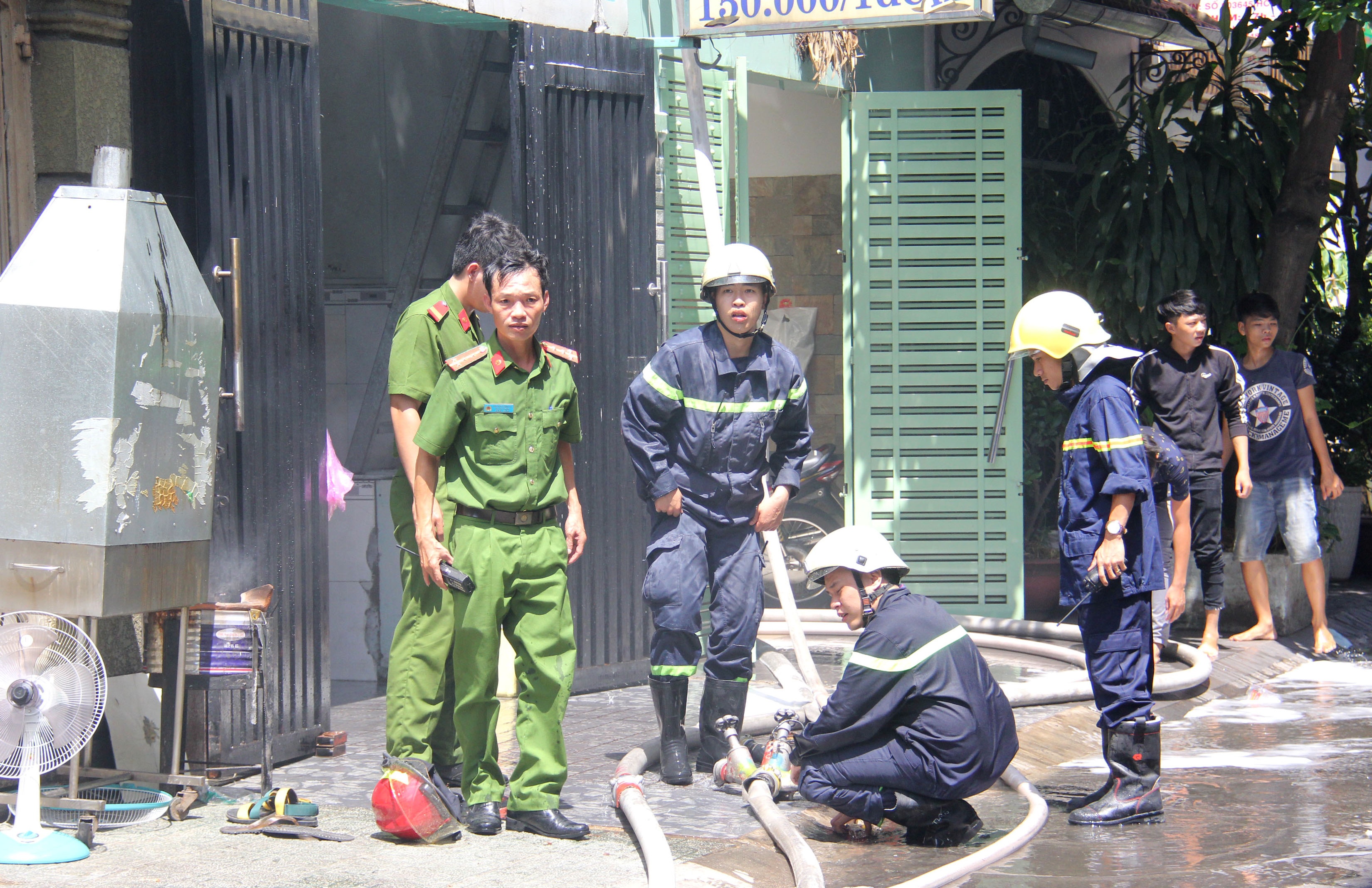 Toa nha 5 tang o Sai Gon boc chay ngun ngut hinh anh