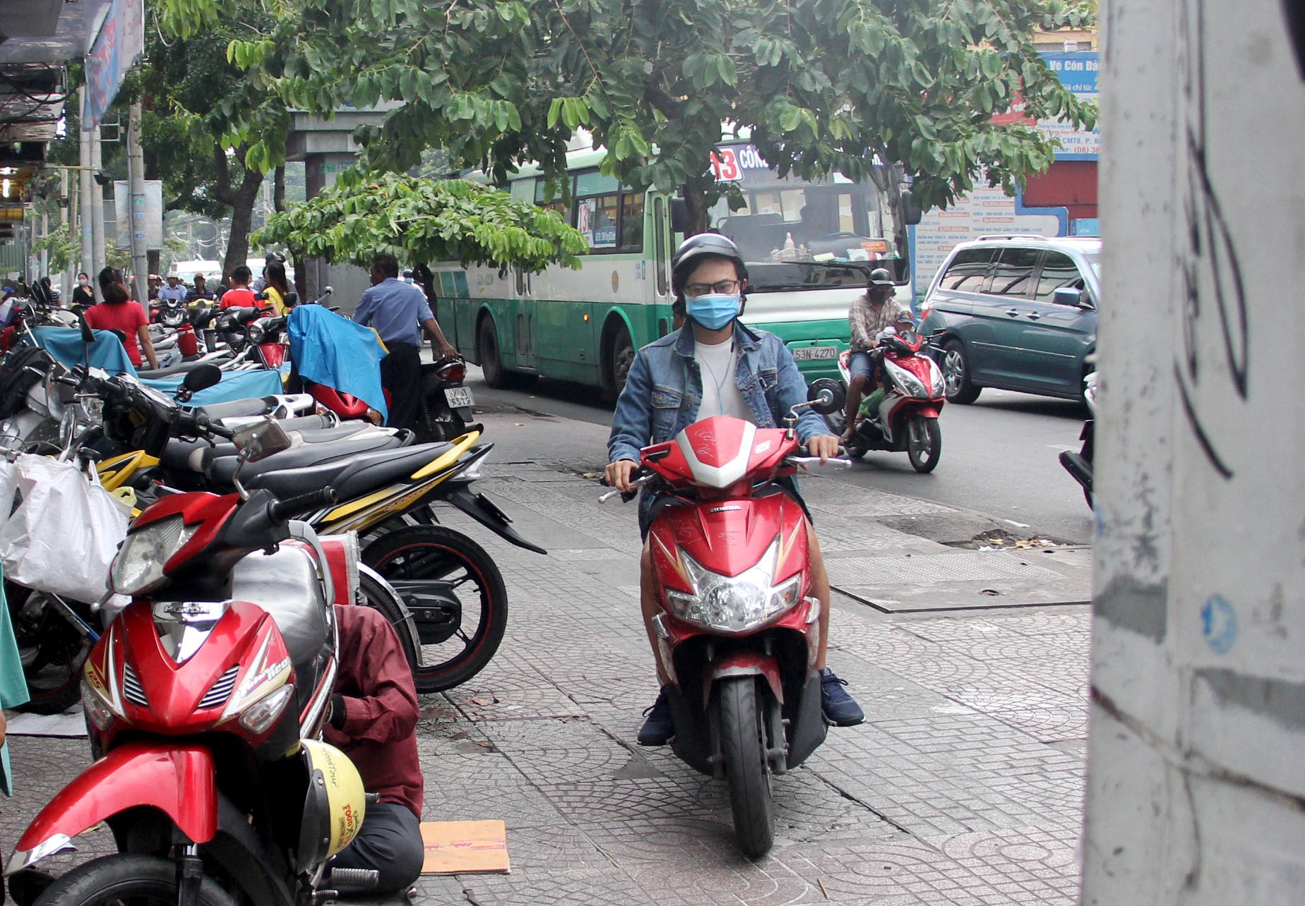 Ong Tay ho het, chan xe may leo via he Sai Gon hinh anh